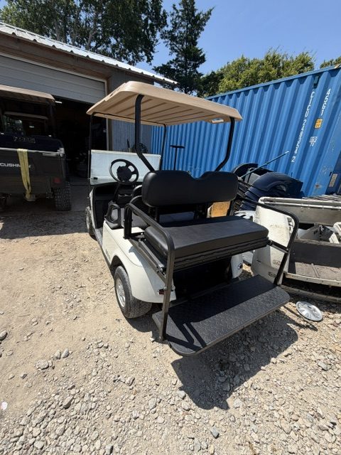 INSTOCK 8/18/26 WHITE 2013 EZGO TXT GOLF CART NEW US BATTERIES ,NEW BLACK SEATS OR SEAT COVERS, HAS FUNCTIONING LIGHTS AND BATTERY GAUGE. RUNS/ DRIVES GOOD ! - Image 3