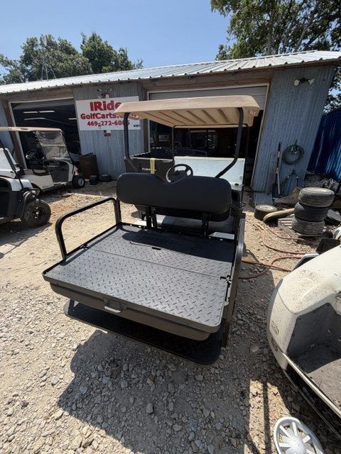 INSTOCK 8/18/26 WHITE 2013 EZGO TXT GOLF CART NEW US BATTERIES ,NEW BLACK SEATS OR SEAT COVERS, HAS FUNCTIONING LIGHTS AND BATTERY GAUGE. RUNS/ DRIVES GOOD ! - Image 4